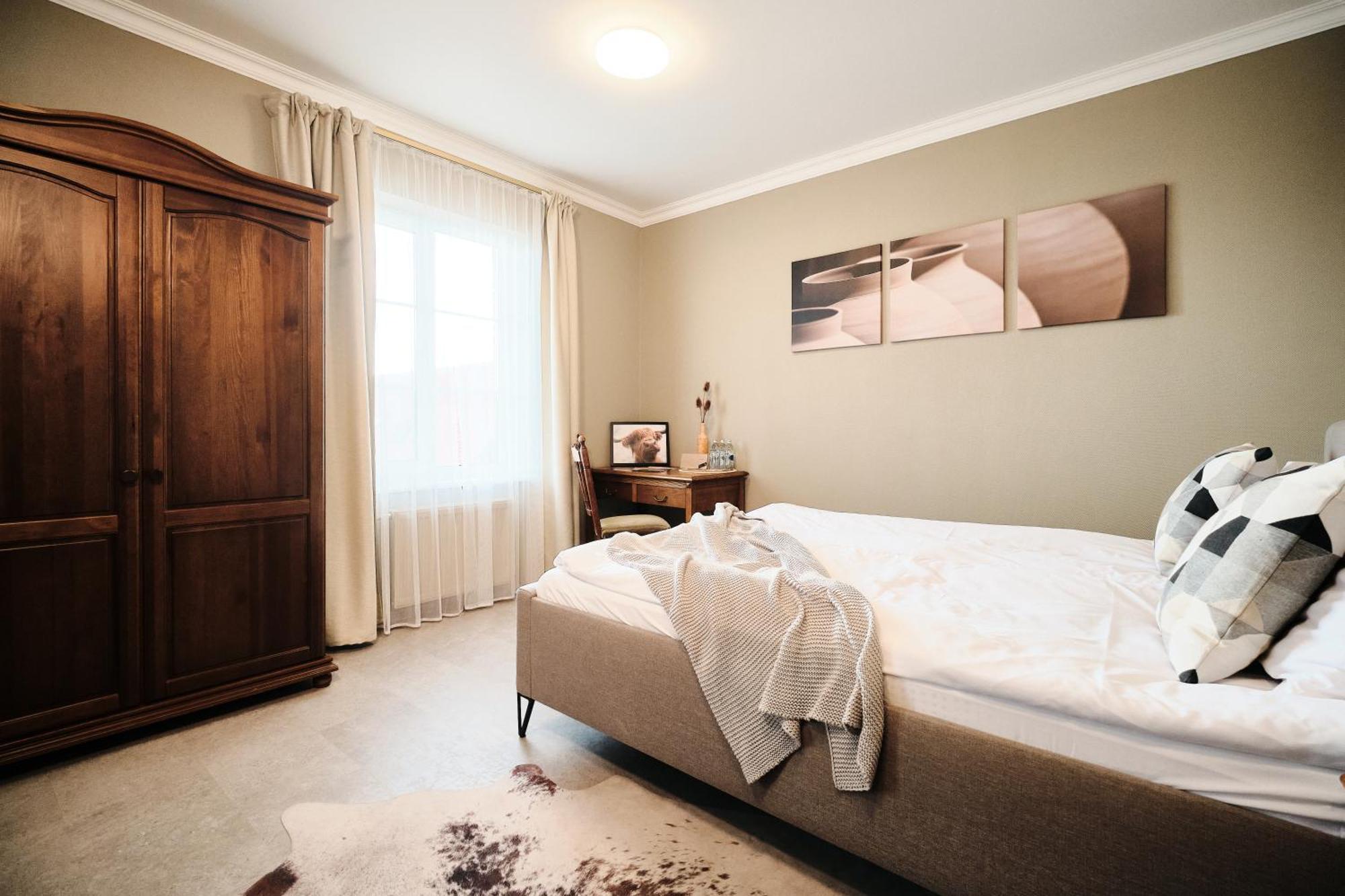 Hotel Pernigele Yelgavkrasty Bagian luar foto