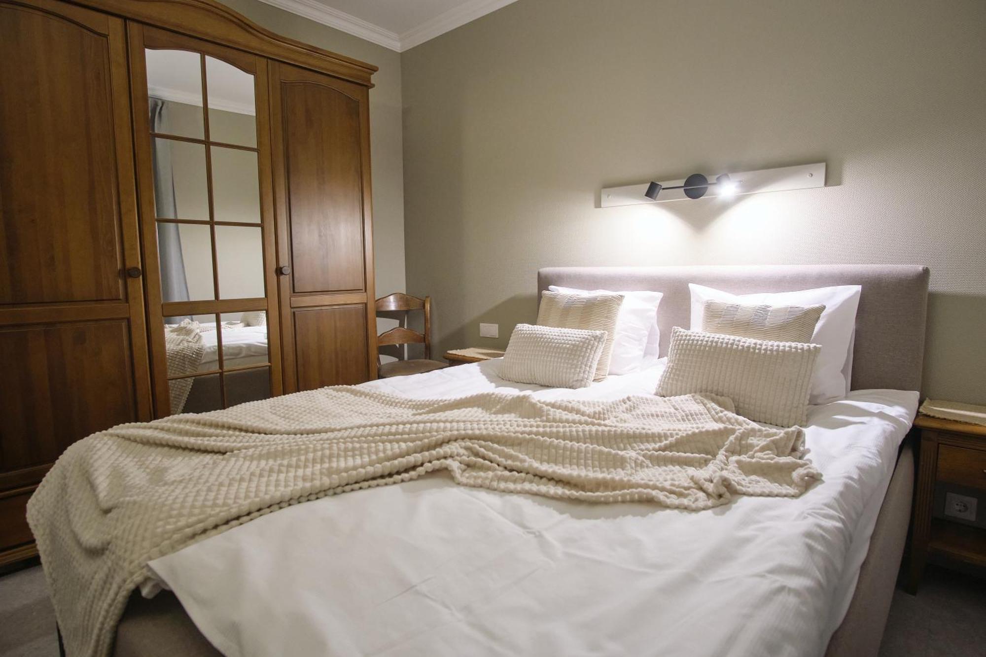 Hotel Pernigele Yelgavkrasty Bagian luar foto