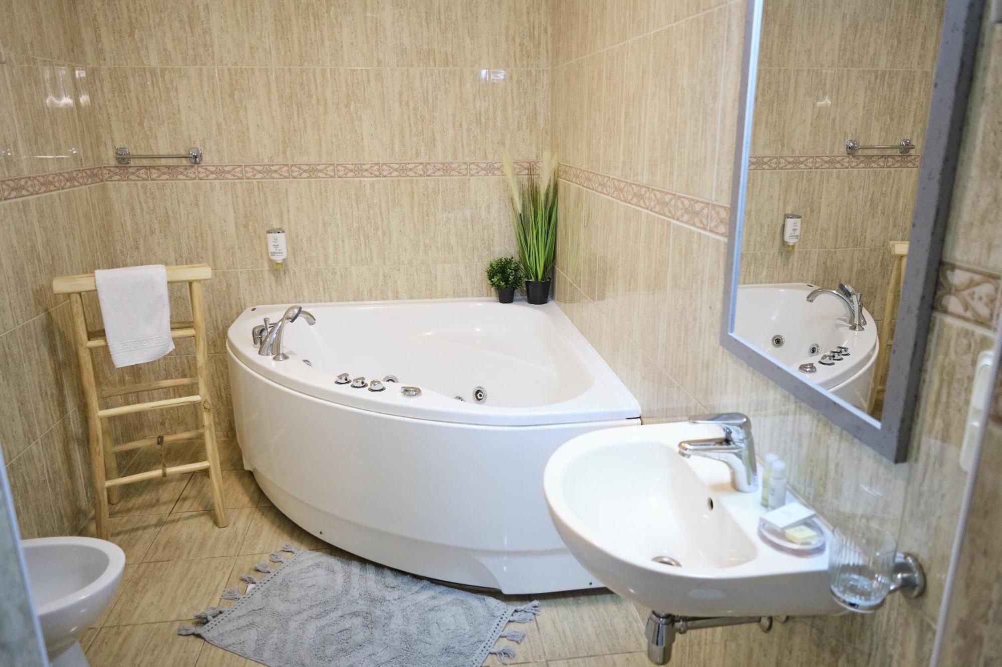 Hotel Pernigele Yelgavkrasty Bagian luar foto